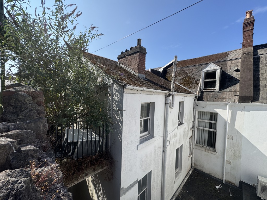 Lot: 86 - FULLY LET THREE STOREY TOWN CENTRE INVESTMENT WITH FURTHER POTENTIAL - Rear flat entrance